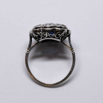 Polylobed daisy ring in 18K (750 thousandths)...