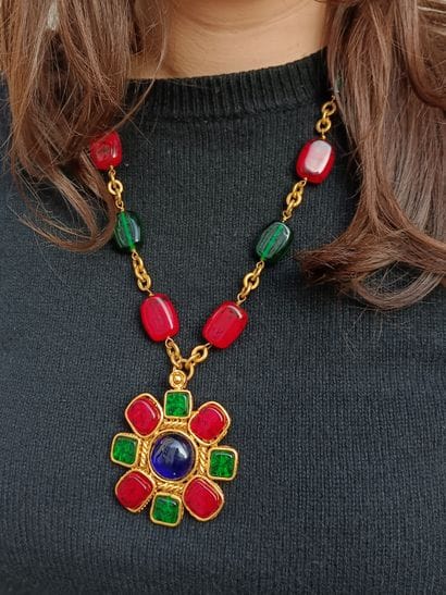CHANEL
Large necklace in gilded metal and...