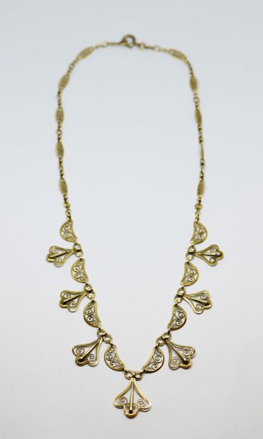 18K (750 thousandths) yellow gold drapery...