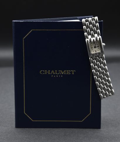 CHAUMET. 
Montre de dame rectangulaire en...