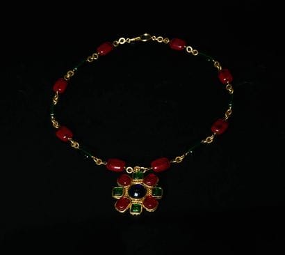 CHANEL
Large necklace in gilded metal and...