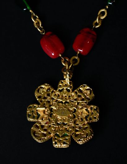 CHANEL
Large necklace in gilded metal and...