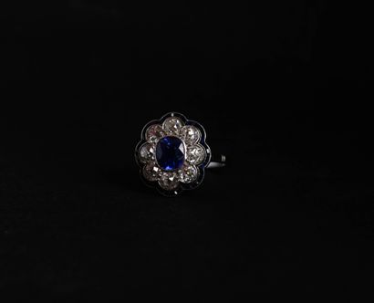 Polylobed daisy ring in 18K (750 thousandths)...