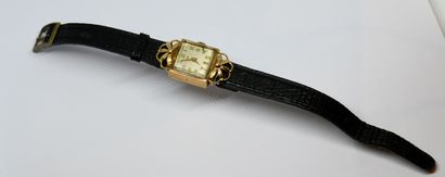 *LIP.
Montre de dame en or jaune à décor...