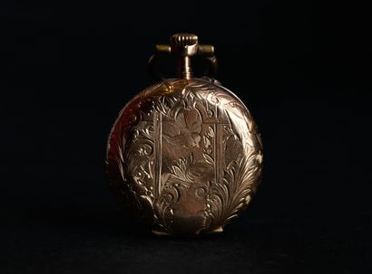 Montre de col en or jaune.
Décor au revers...