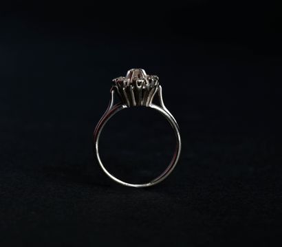 Daisy ring in 18K (750 thousandths) white...