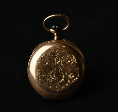 Montre de col en or jaune.
Revers monogrammé.
Cuvette...