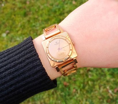 UNIVERSAL GENEVE.
Montre de poignet en or...
