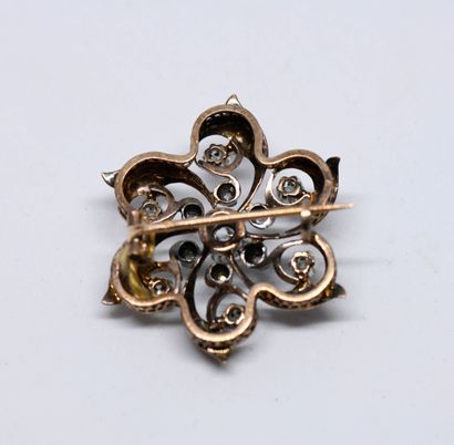 Yellow gold rosette brooch decorated with...