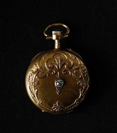 Montre de col en or jaune à décor de rinceaux...