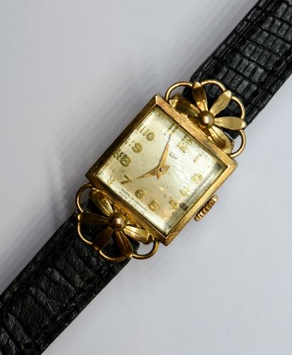*LIP.
Montre de dame en or jaune à décor...