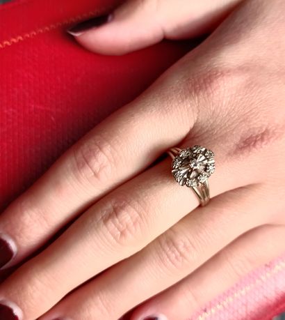 Daisy ring in 18K (750 thousandths) white...