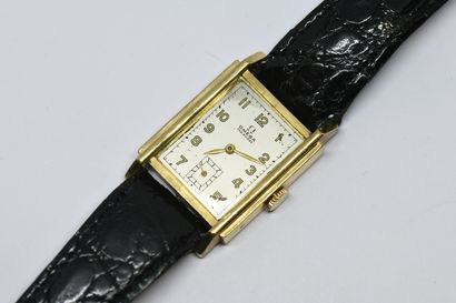 OMEGA.
Montre bracelet rectangulaire en or...