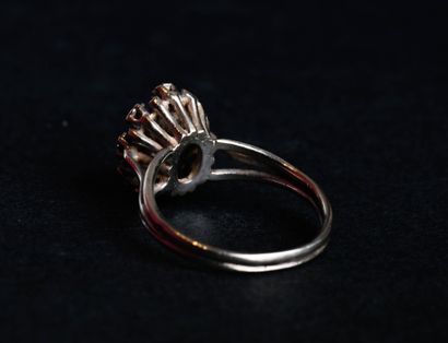 Daisy ring in 18K (750 thousandths) white...