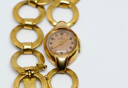 OMEGA.
Montre de poignet en or jaune.
Cadran...