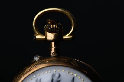 Montre de col en or jaune
Le revers à décor...