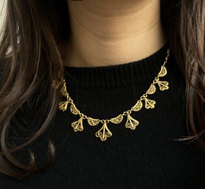 18K (750 thousandths) yellow gold drapery...