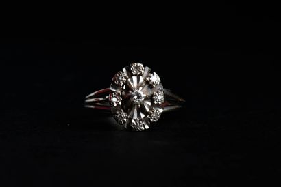 Daisy ring in 18K (750 thousandths) white...
