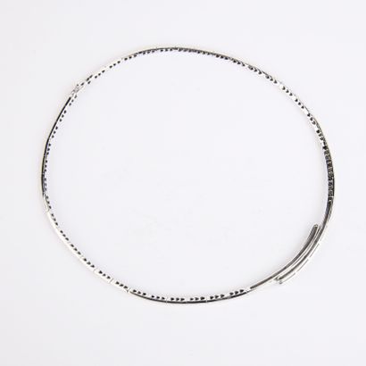 Collier articulé en or blanc à partie centrale...