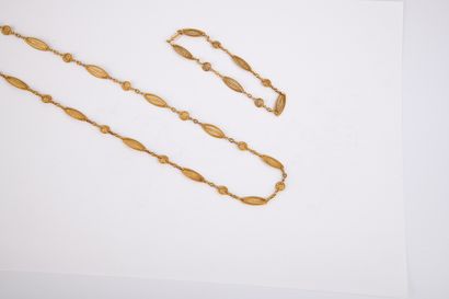 Parure composée d'un collier sautoir et d'un...