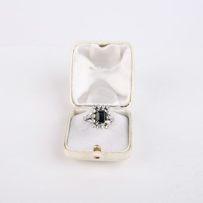 Bague rectangulaire en or blanc sertie griffes...