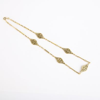 Collier en or jaune à décor de cinq motifs...