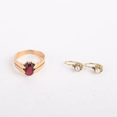 Réunion d'une bague en or rose retenant une...