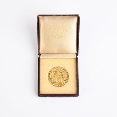 Yellow gold medal featuring the Virgin Mary...