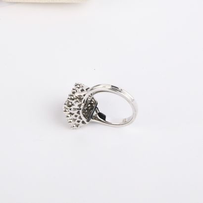 Bague rectangulaire en or blanc sertie griffes...