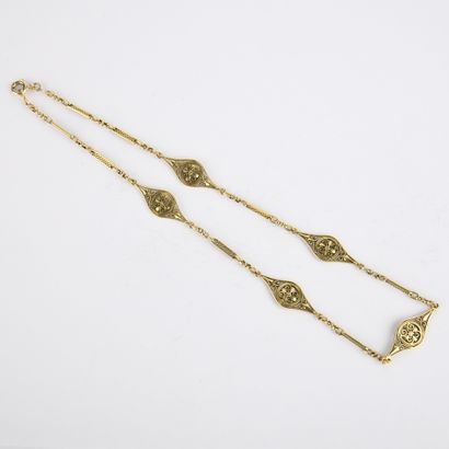 Collier en or jaune à décor de cinq motifs...