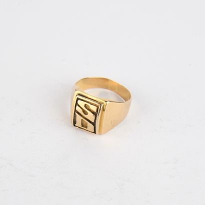 Chevalière en or jaune, monogrammée SD
Bosselée
TDD...