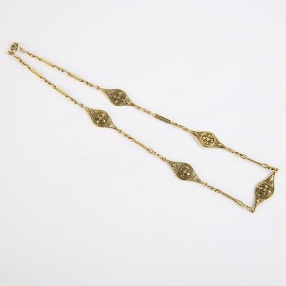 Collier en or jaune à décor de cinq motifs...
