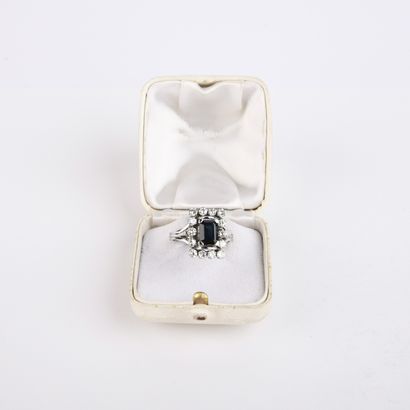 Bague rectangulaire en or blanc sertie griffes...
