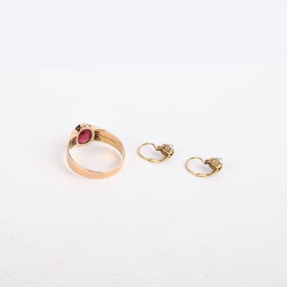 Réunion d'une bague en or rose retenant une...
