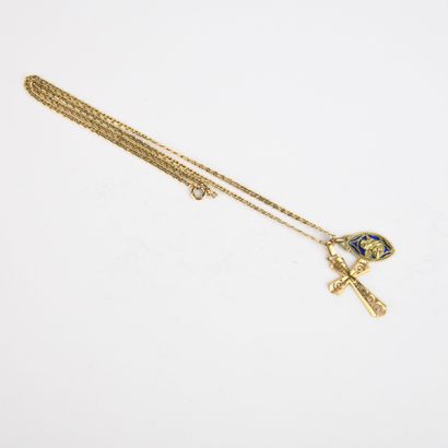 Chaîne en or jaune retenant deux pendentifs...