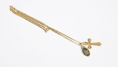Chaîne en or jaune retenant deux pendentifs...