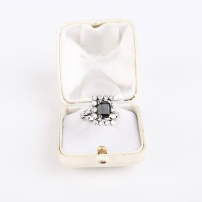 Bague rectangulaire en or blanc sertie griffes...