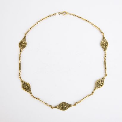 Collier en or jaune à décor de cinq motifs...