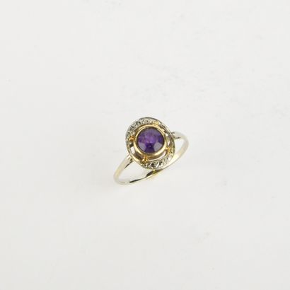 Bague en or jaune et blanc sertie clos d'une...