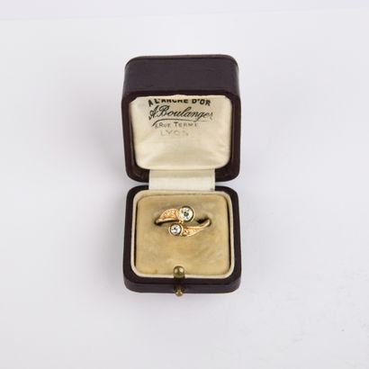 Bague toi et moi en or jaune retenant deux...
