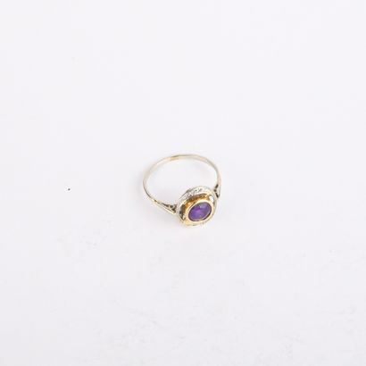 Bague en or jaune et blanc sertie clos d'une...