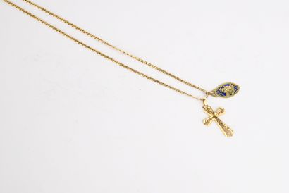 Chaîne en or jaune retenant deux pendentifs...