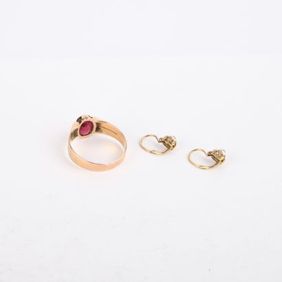 Réunion d'une bague en or rose retenant une...