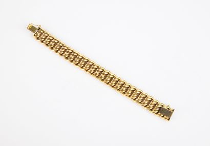 Bracelet en or jaune à maillons torsadés...