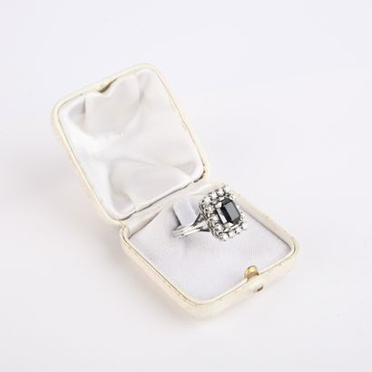 Bague rectangulaire en or blanc sertie griffes...
