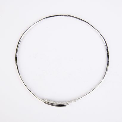 Collier articulé en or blanc à partie centrale...