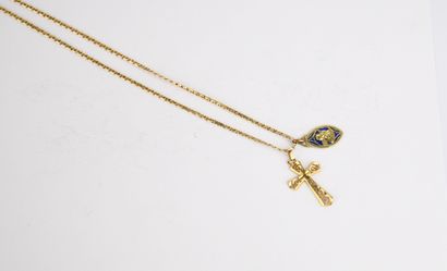 Chaîne en or jaune retenant deux pendentifs...