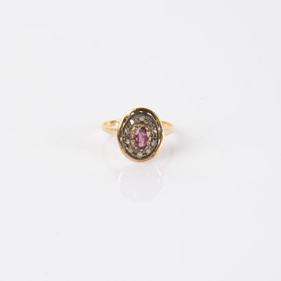 Oval-shaped ring in silver and 18-carat (750...