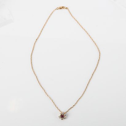 Yellow gold (750 thousandths) daisy pendant...