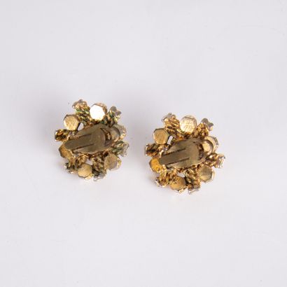 CHANEL
Paire de clips d'oreilles en métal...